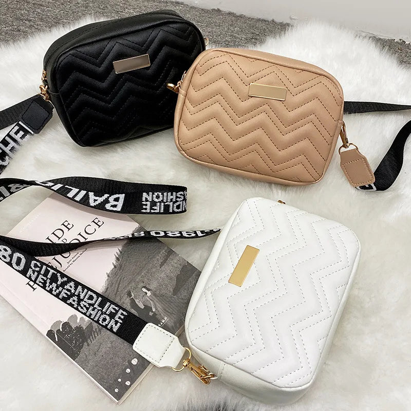 Bolsa Feminina Transversal em Couro Sintético
