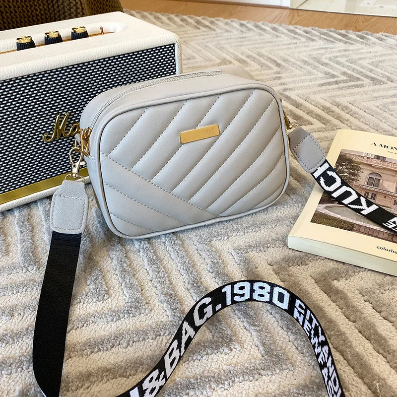 Bolsa Feminina Transversal em Couro Sintético